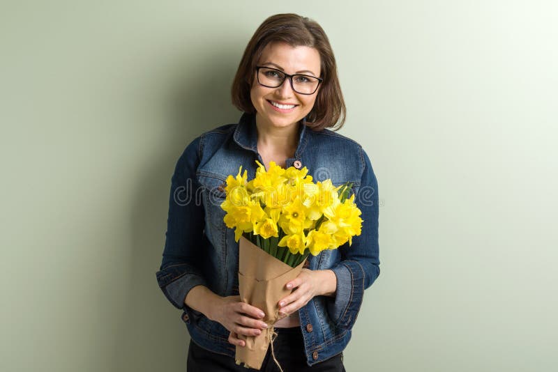 Mazzo felice maturo della tenuta della donna immagine stock libera da diritti Mazzo felice maturo della tenuta della donna immagine stock libera da diritti