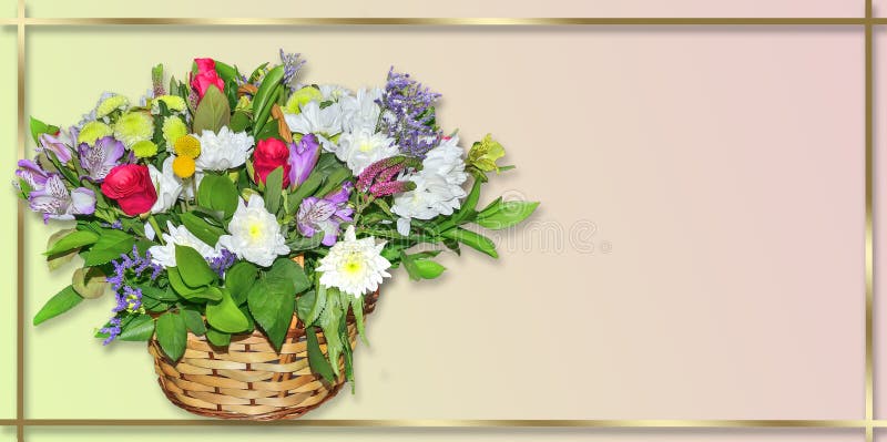 Mazzo festivo dei fiori in canestro di vimini su fondo pastello fotografia stock Mazzo festivo dei fiori in canestro di vimini su fondo pastello fotografia stock