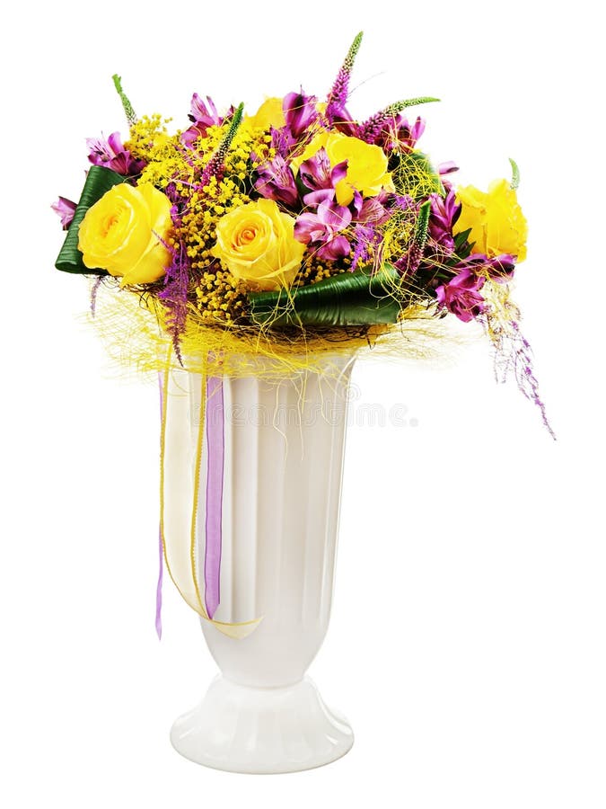 Mazzo floreale del centerpie di disposizione delle orchidee e delle rose gialle immagini stock libere da diritti Mazzo floreale del centerpie di disposizione delle orchidee e delle rose gialle immagini stock libere da diritti