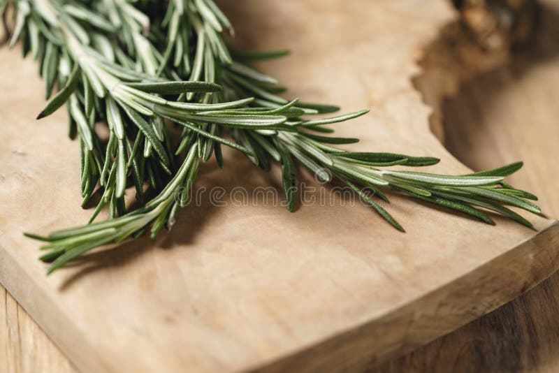 Mazzo fresco dei rosmarini sulla tavola di legno fotografia stock Mazzo fresco dei rosmarini sulla tavola di legno fotografia stock