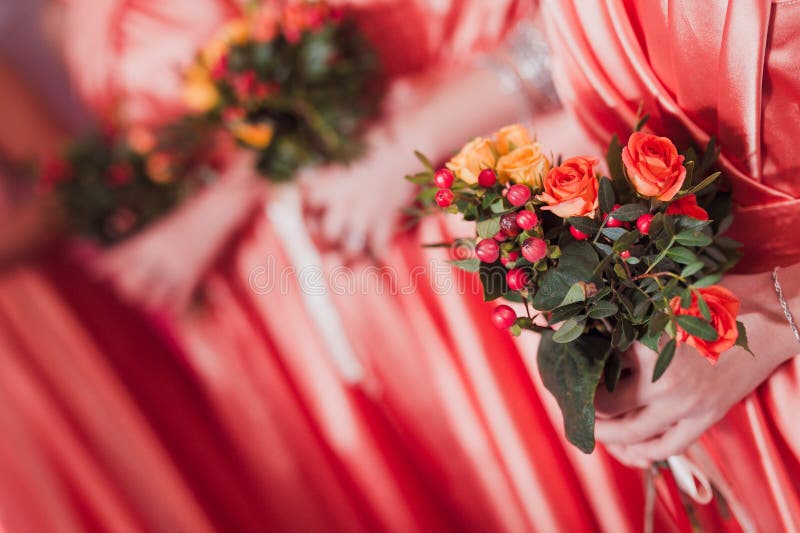 Mazzo nuziale dei fiori e delle spose di nozze