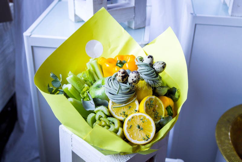 Mazzo unico dei frutti e delle bacche Mazzo decorativo di verde fotografia stock