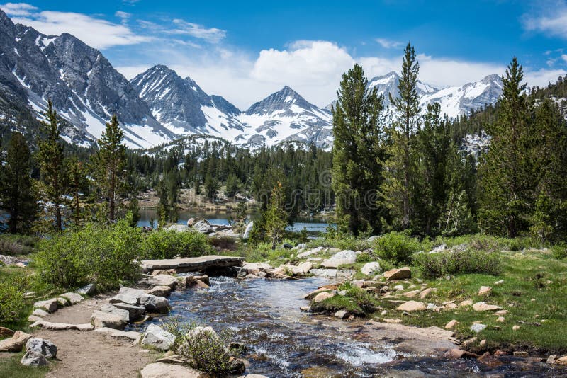 Mała zatoczka w Wschodnich Sierra Nevada górach w Kalifornia, wzdłuż John Muir śladu w Mali Jezioro Dolinnym Kierowym jeziorze w zdjęcie stock