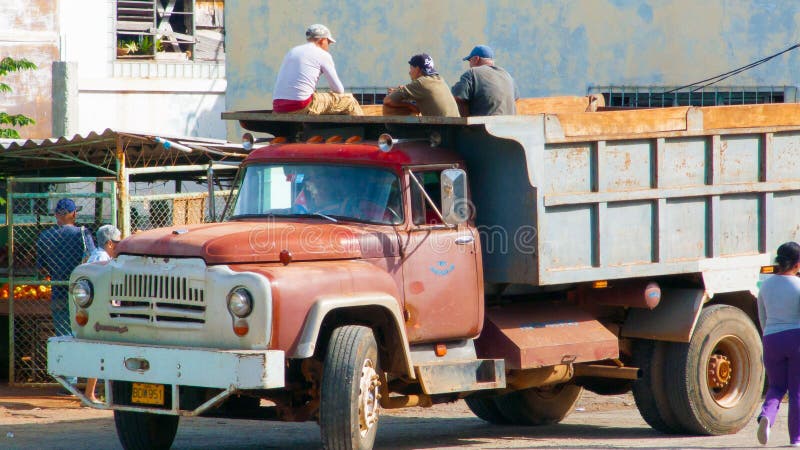 Maçons attendant pour partir pour le chantier sur le camion photographie stock Maçons attendant pour partir pour le chantier sur le camion photographie stock