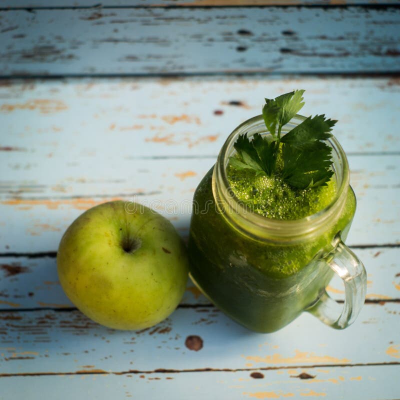 Maçã do verde da desintoxicação e suco de vegetais saudáveis fotos de stock Maçã do verde da desintoxicação e suco de vegetais saudáveis fotos de stock