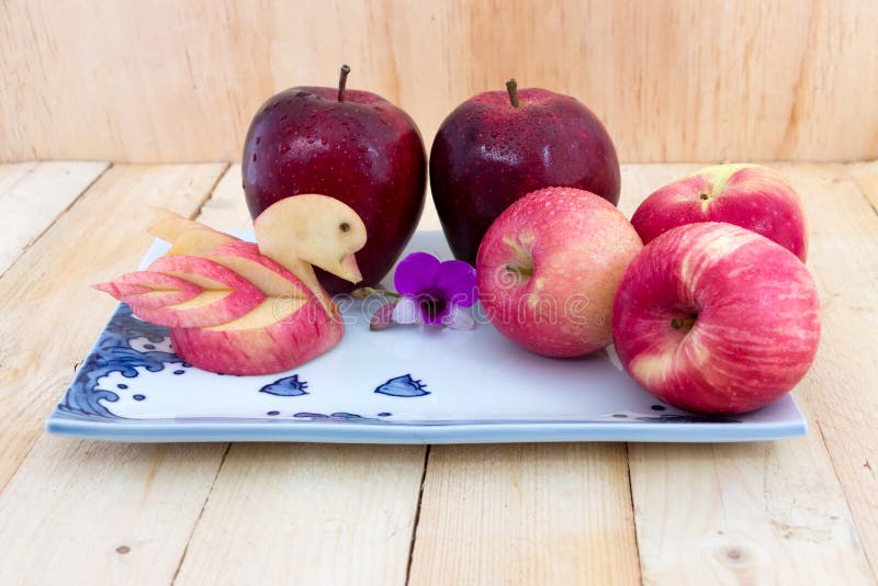 Maçãs bonitas com gota fotos de stock