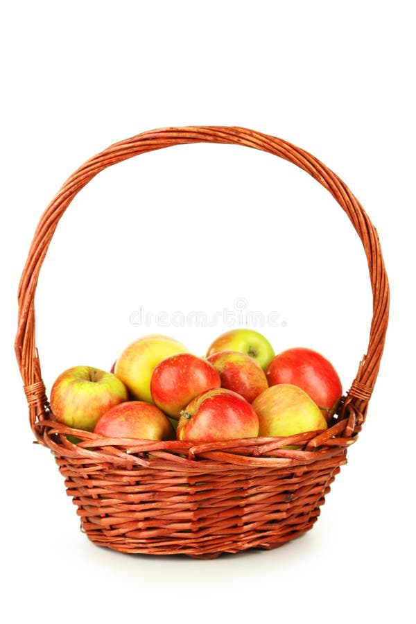 Maçãs bonitas na cesta isolada no branco fotografia de stock royalty free