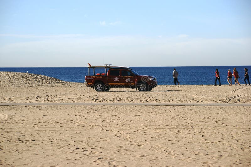 Maître nageur Patrol sur la plage photographie stock libre de droits Maître nageur Patrol sur la plage photographie stock libre de droits