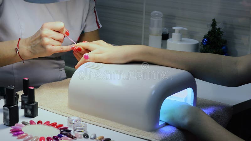 Maître shellacs filles ongles et d'autres clients main banque de vidéos
