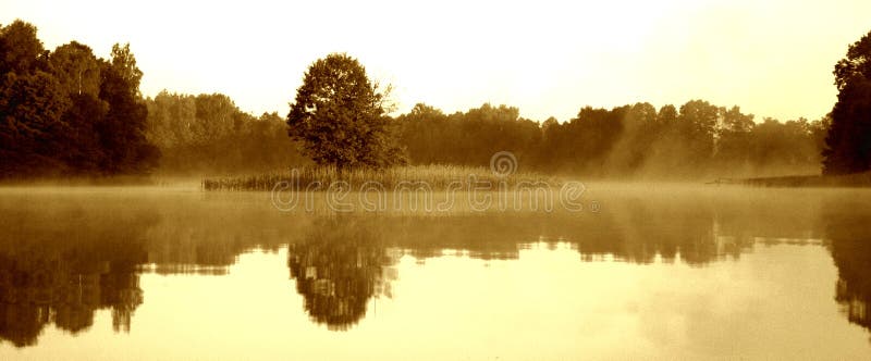 Mañana brumosa por el lago, VI imágenes de archivo libres de regalías Mañana brumosa por el lago, VI imágenes de archivo libres de regalías
