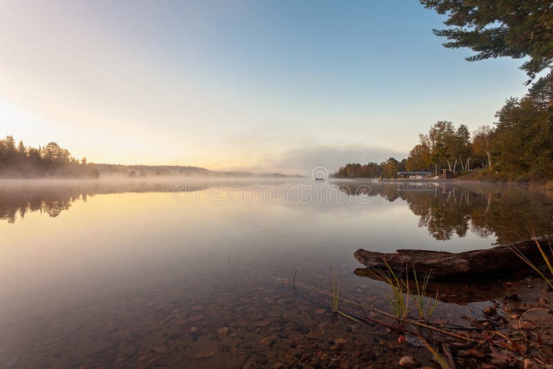 Mañana de niebla en el lago del parque provincial del Algonquin, Ontario, Canadá fotografía de archivo libre de regalías Mañana de niebla en el lago del parque provincial del Algonquin, Ontario, Canadá fotografía de archivo libre de regalías