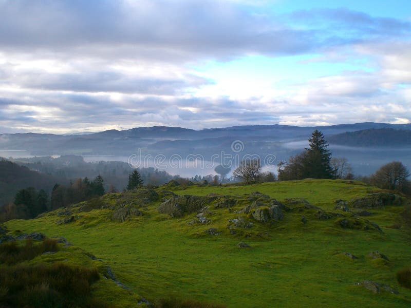 Mañana de niebla que camina en distrito del lago, Inglaterra foto de archivo libre de regalías Mañana de niebla que camina en distrito del lago, Inglaterra foto de archivo libre de regalías