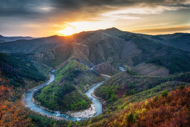 Mañana a lo largo del río de Arda, montañas de Rhodope, Bulgaria de la primavera imágenes de archivo libres de regalías