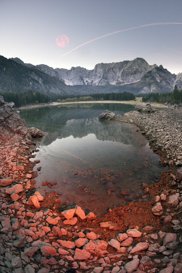 Mañana magnífica del lago Fusine imagen de archivo libre de regalías Mañana magnífica del lago Fusine imagen de archivo libre de regalías