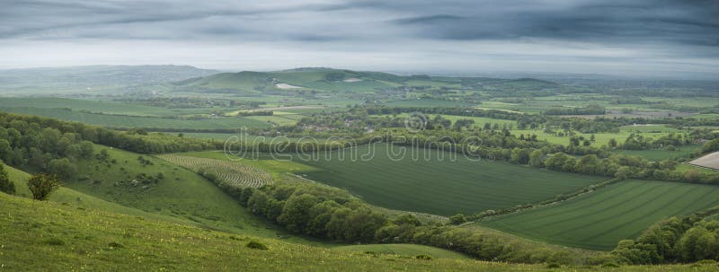 Mañana sobre la rueda de paisaje inglés del panorama del campo en S fotos de archivo Mañana sobre la rueda de paisaje inglés del panorama del campo en S fotos de archivo