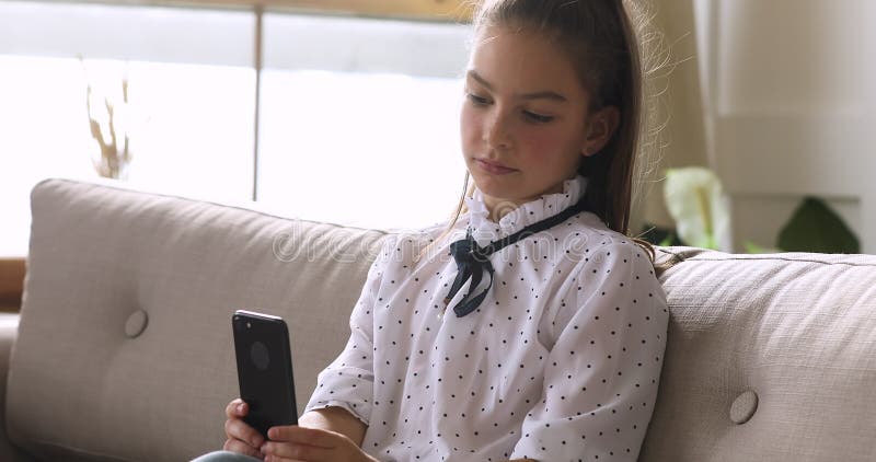 Mała córka dziecka zaangażowana w mobilną grę online.