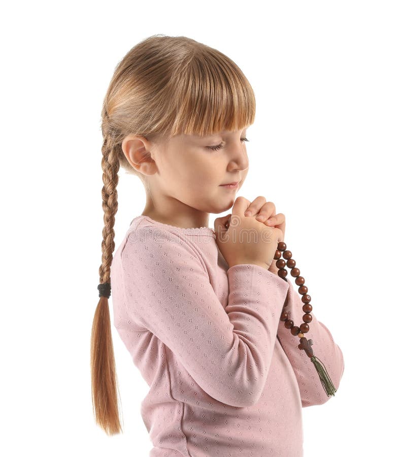 Mała dziewczynka ono modli się na białym tle z koralikami