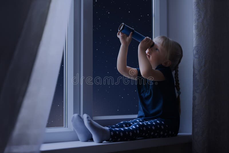 Mała dziewczynka patrzeje niebo gwiazdy pełno