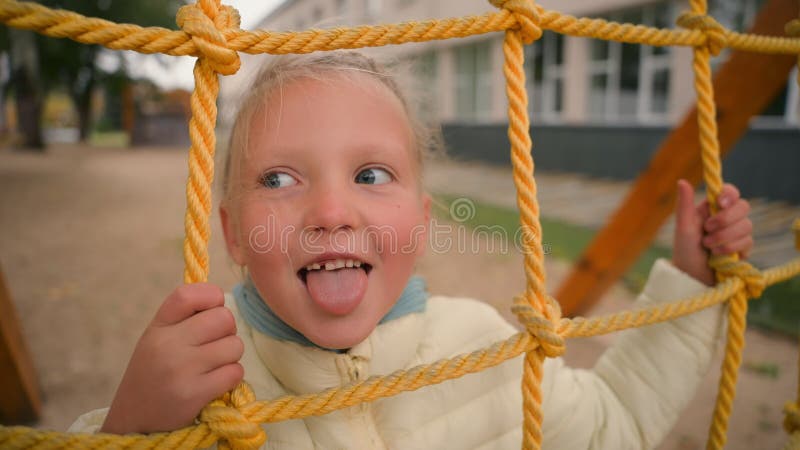Mała dziewczynka plac zabaw języki zabawy śmieszne uśmiechnięte dziecko córka uczennica cieszyć się potomkiem