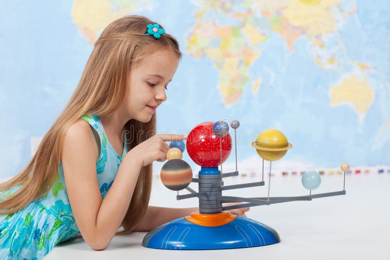 Mała dziewczynka studiuje układ słonecznego w geografii klasie