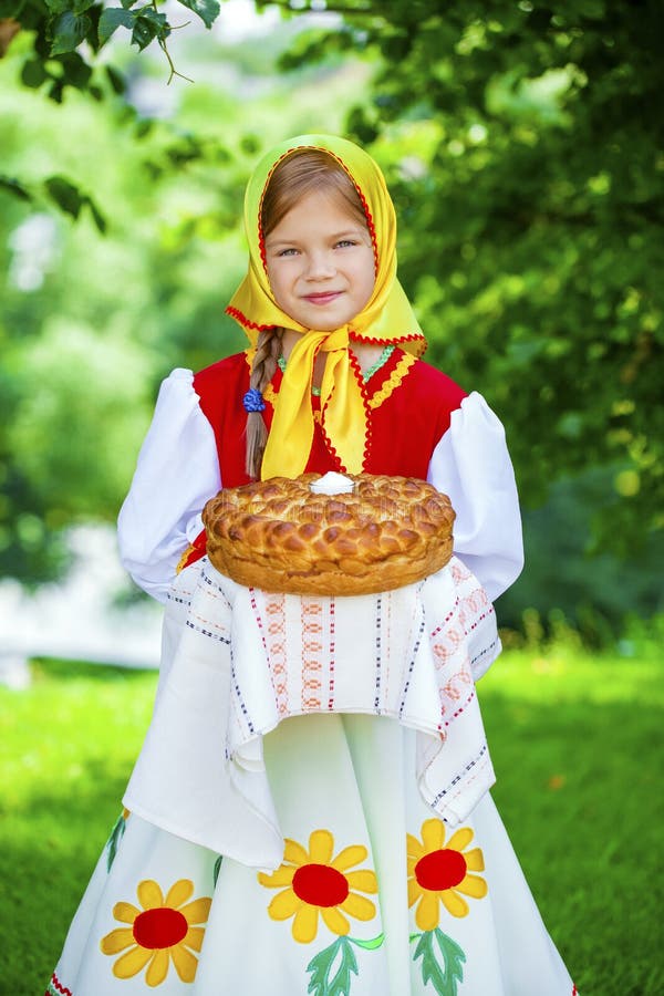 Mała dziewczynka ubiera w Rosyjskiej obywatel sukni w lecie p zdjęcia royalty free Mała dziewczynka ubiera w Rosyjskiej obywatel sukni w lecie p zdjęcia royalty free