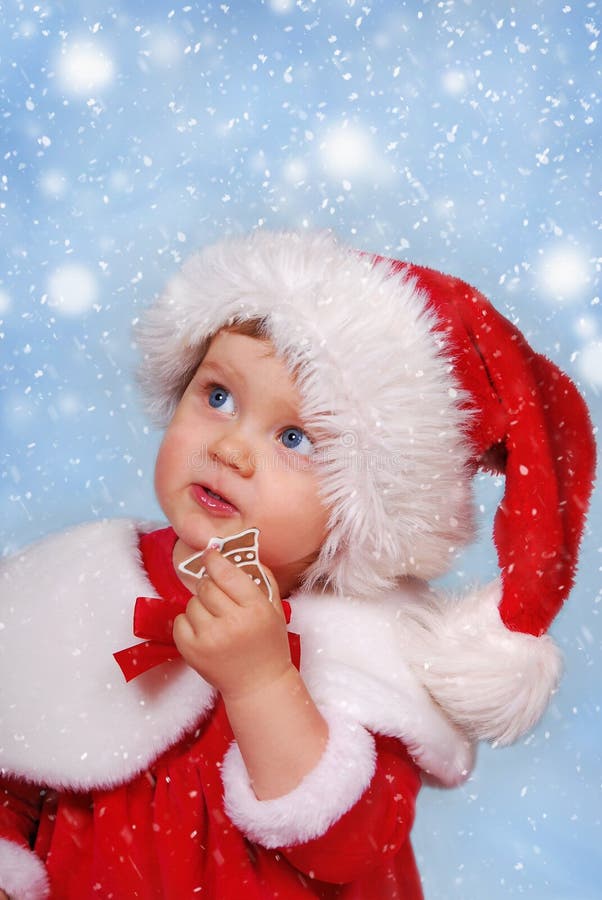 Mała dziewczynka w Santa kapeluszu na boże narodzenie czasie obrazy stock Mała dziewczynka w Santa kapeluszu na boże narodzenie czasie obrazy stock