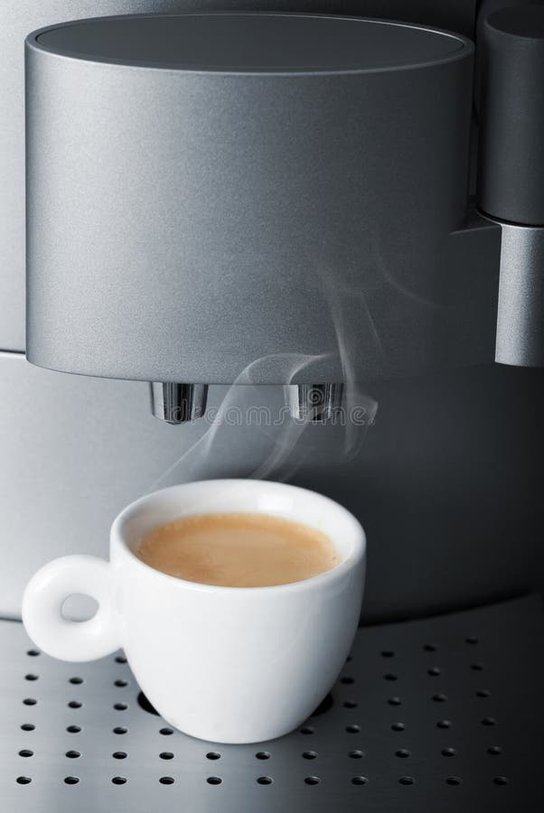 Mała filiżanka gorąca kawa espresso w automatycznej kawowej maszynie zdjęcia royalty free