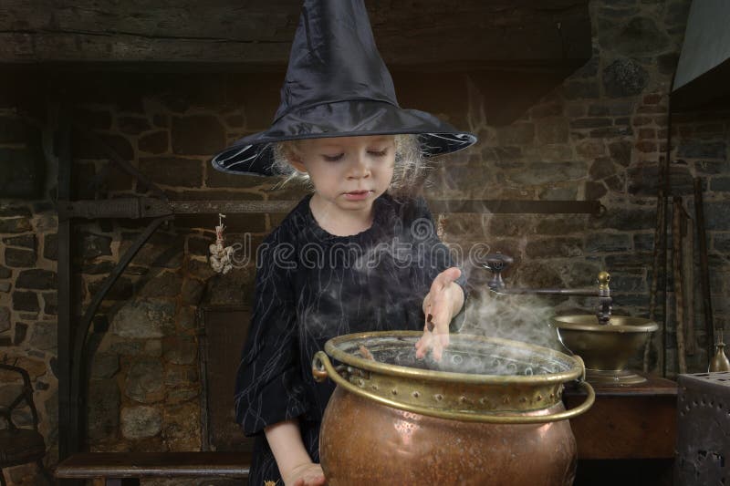 Mała Halloween czarownica z kotłem obrazy royalty free Mała Halloween czarownica z kotłem obrazy royalty free