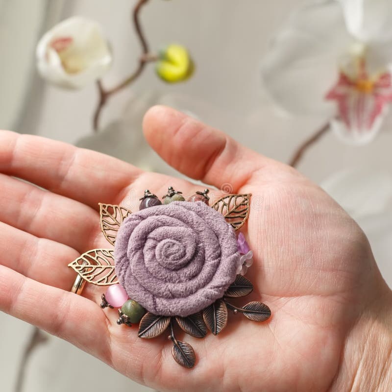 Mała handmade broszka w postaci wielkiego kwiatu od płótna na palmie kobiety zakończenie zdjęcie stock Mała handmade broszka w postaci wielkiego kwiatu od płótna na palmie kobiety zakończenie zdjęcie stock