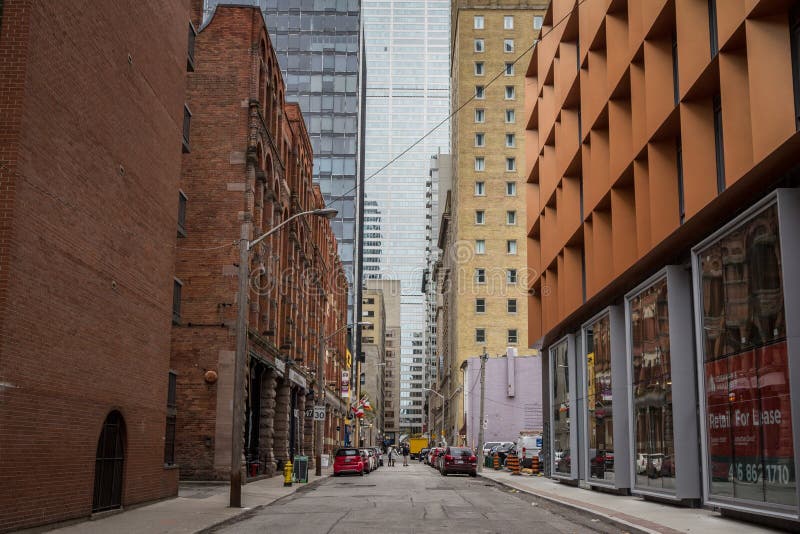 Ma?a martwy koniec ulica z sklepami & starymi budynkami przy dnem drapacz chmur w w centrum Toronto w CBD, Ontario, obrazy stock Ma?a martwy koniec ulica z sklepami & starymi budynkami przy dnem drapacz chmur w w centrum Toronto w CBD, Ontario, obrazy stock