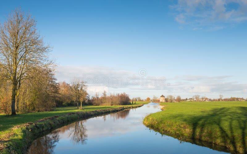Mała meandering rzeka w Holenderskim polderu krajobrazie fotografia royalty free