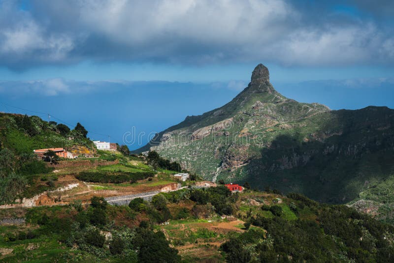 Mała wioska nad górami w Tenerife wyspie fotografia stock Mała wioska nad górami w Tenerife wyspie fotografia stock
