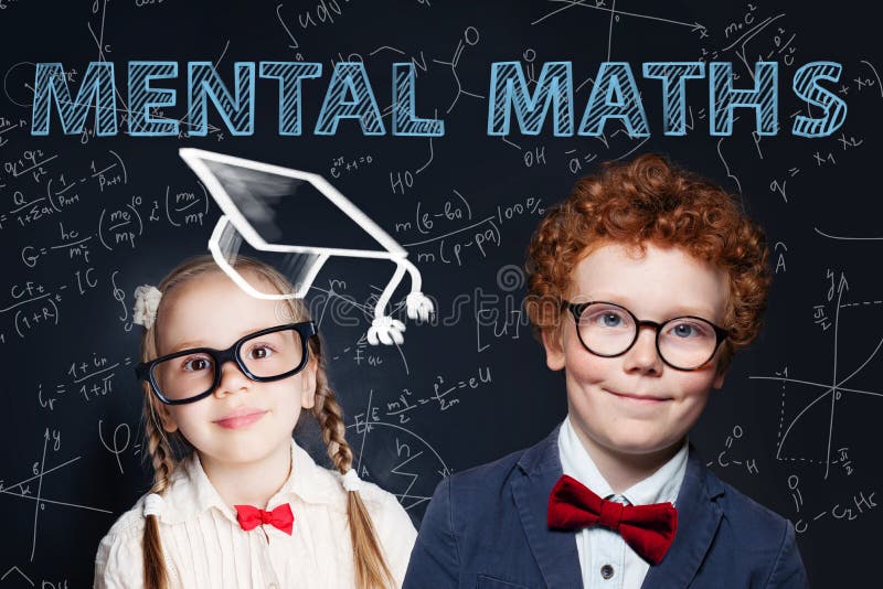 Małe dzieci uczą się na tablicy z wzorami matematycznymi i naukowymi Koncepcja matematyki obrazy royalty free