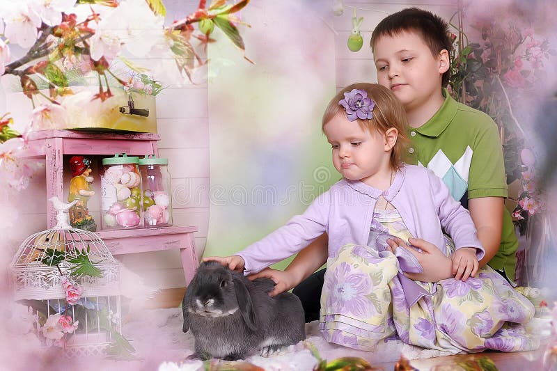 Małe dzieci z królikiem zdjęcie stock Małe dzieci z królikiem zdjęcie stock