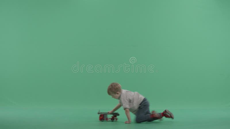 Małe dzieciak sztuki z jego zabawka samochód