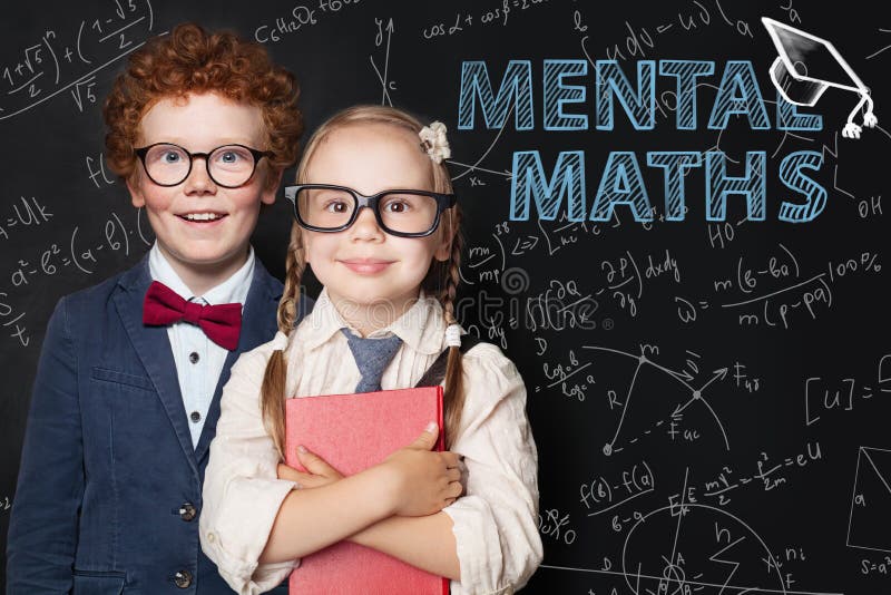 Małe inteligentne dzieci i uczennice na tablicy z naukami ścisłymi i wzorami matematycznymi Koncepcja matematyki zdjęcie royalty free
