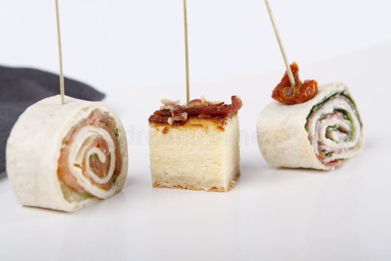 Małe zakąski z łososiem, baleronem i cheesecake, fotografia stock Małe zakąski z łososiem, baleronem i cheesecake, fotografia stock