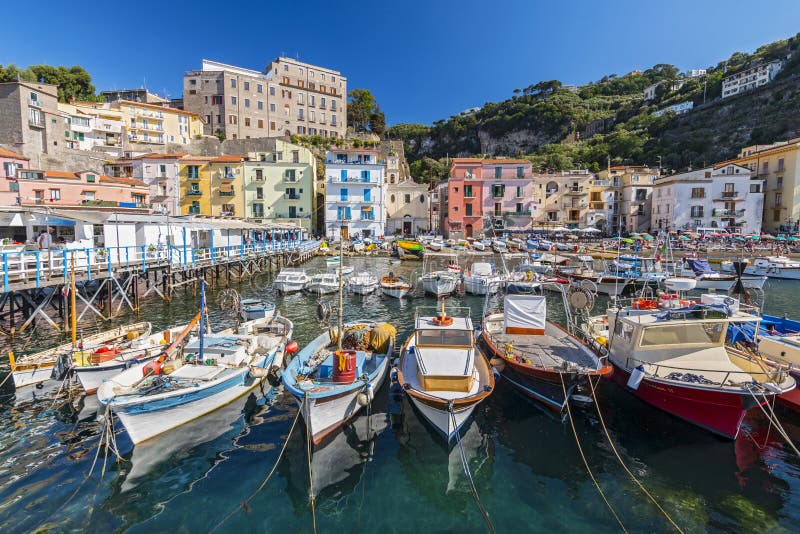 Małe łodzie rybackie przy schronienia Marina Grande w Sorrento, Campania, Amalfi wybrzeże, Włochy zdjęcia stock Małe łodzie rybackie przy schronienia Marina Grande w Sorrento, Campania, Amalfi wybrzeże, Włochy zdjęcia stock