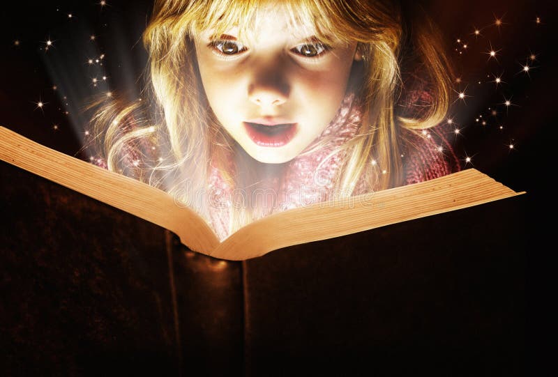 Małej dziewczynki czytanie