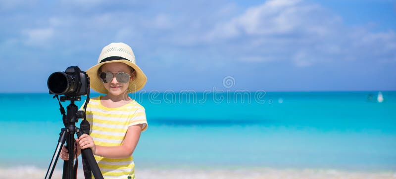 Małej dziewczynki strzelanina z kamerą na tripod podczas fotografia royalty free