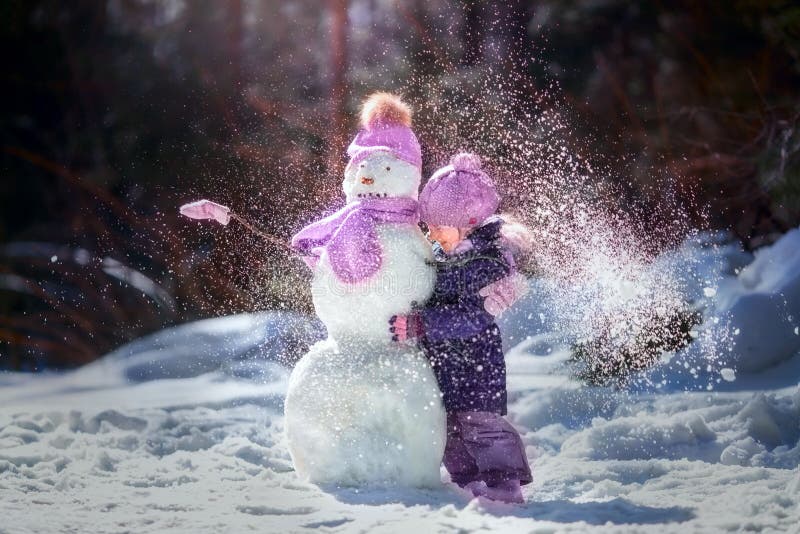 Małej dziewczynki zimy zabawa
