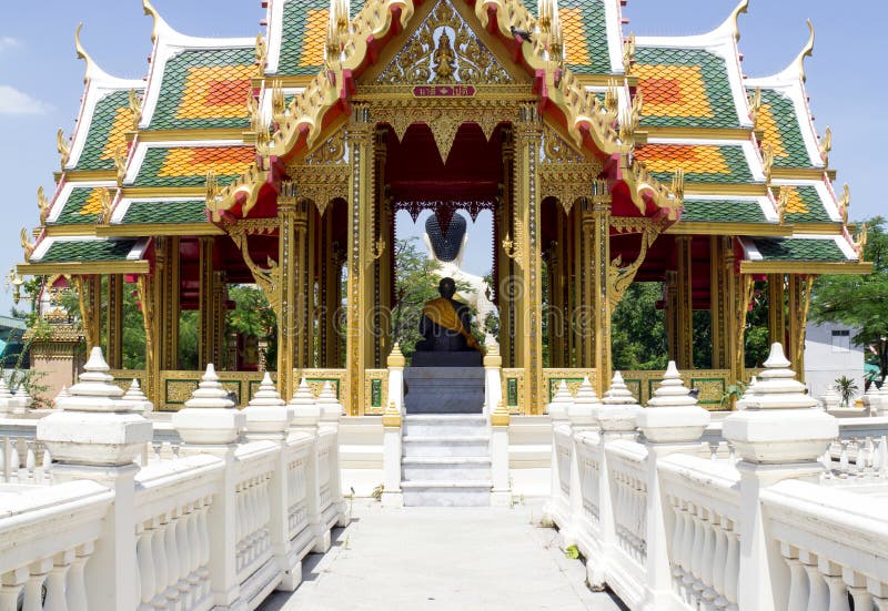 Mały alkierz na stawie przy wejściem Buddyjska świątynia z michaelita statuą wśrodku go, Bangkok, Tajlandia obrazy stock Mały alkierz na stawie przy wejściem Buddyjska świątynia z michaelita statuą wśrodku go, Bangkok, Tajlandia obrazy stock