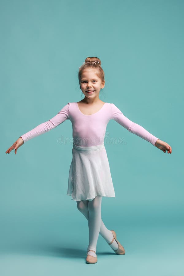 Mały balerina tancerz na błękitnym tle obraz royalty free Mały balerina tancerz na błękitnym tle obraz royalty free