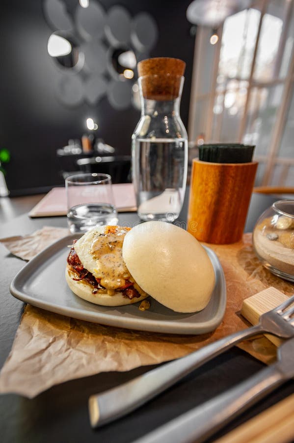 Mały bao pyszny burger kurczaka blisko. najlepszy hamburger azjatycki kiedykolwiek. nie wegański. fotografia stock