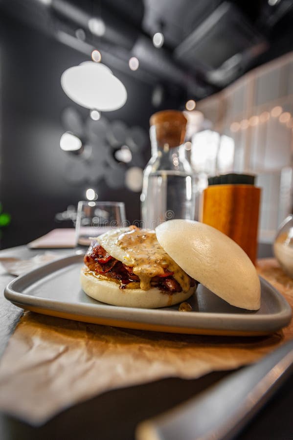 Mały bao pyszny burger kurczaka blisko. najlepszy hamburger azjatycki kiedykolwiek. nie wegański. zdjęcie stock