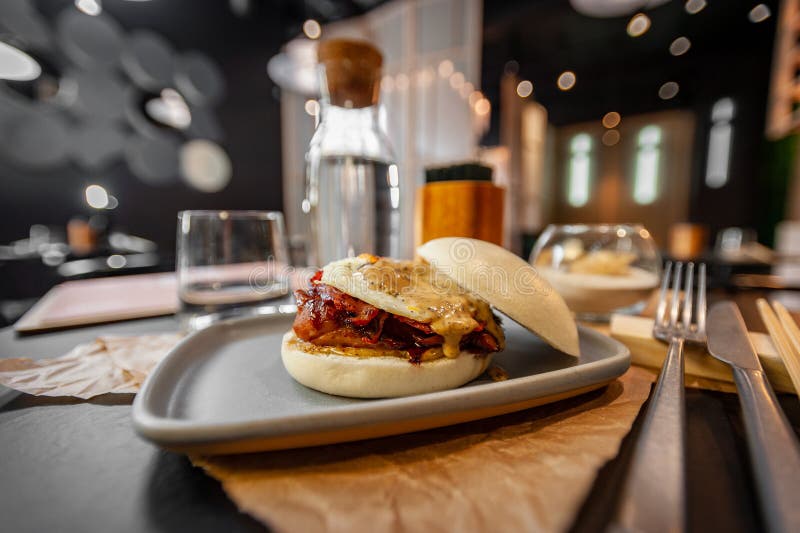Mały bao pyszny burger kurczaka blisko. najlepszy hamburger azjatycki kiedykolwiek. nie wegański. zdjęcie stock