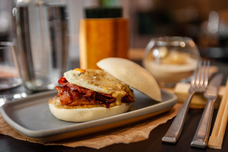 Mały bao pyszny burger kurczaka blisko. najlepszy hamburger azjatycki kiedykolwiek. nie wegański. zdjęcie stock
