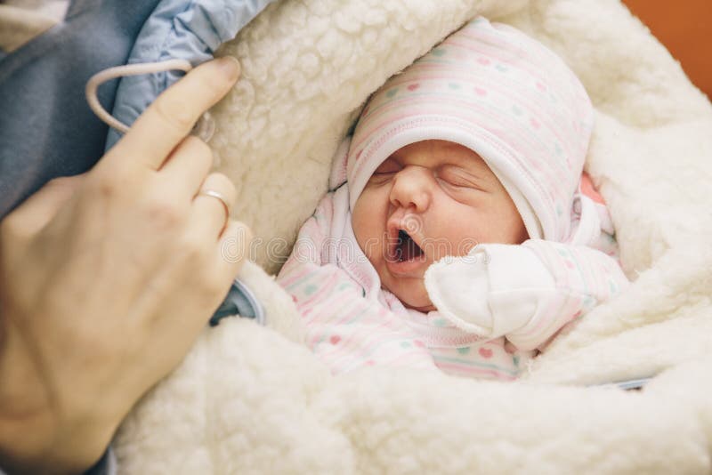 Mały dziecięcy nowonarodzony dziecko w macierzyńskim szpitalu na jego matki zdjęcie stock Mały dziecięcy nowonarodzony dziecko w macierzyńskim szpitalu na jego matki zdjęcie stock