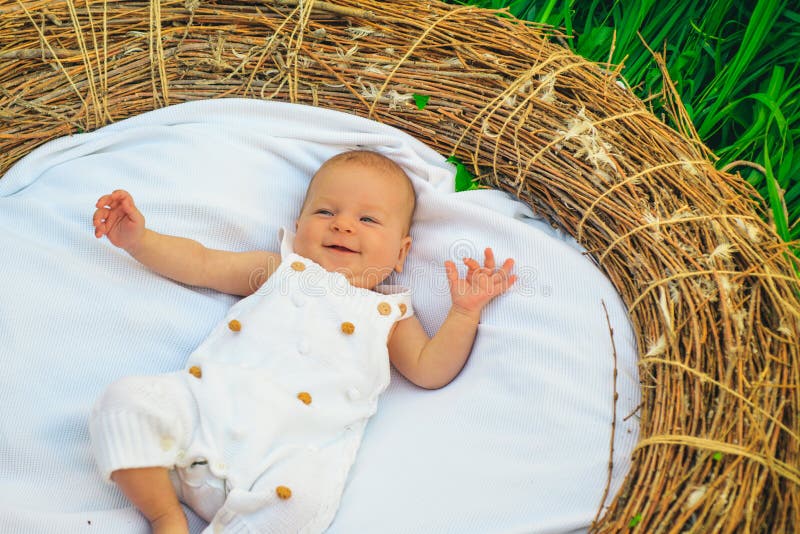 Mały dziecko w ściąga Nowonarodzony dziecko obudzony Mała dziewczynka lub chłopiec Nowonarodzony karmienie rozkład Karmi twój now obrazy stock Mały dziecko w ściąga Nowonarodzony dziecko obudzony Mała dziewczynka lub chłopiec Nowonarodzony karmienie rozkład Karmi twój now obrazy stock