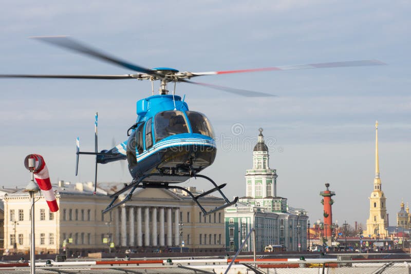 Mały helikopter bierze daleko od lądowiska w St Petersburg, przeciw tłu Kunstkamera strzała Vasilyevs zdjęcie stock Mały helikopter bierze daleko od lądowiska w St Petersburg, przeciw tłu Kunstkamera strzała Vasilyevs zdjęcie stock